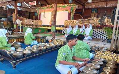 Siswa MTs N 5 Bantul Tampil Pembuka Pentas Apresiasi Seni Kolaborasi SMKI Yogyakarta