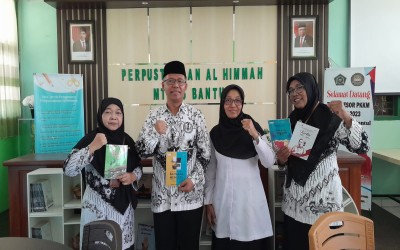 Hari Guru Nasional (HGN) Momen   Hadiahkan Buku  Ke Perpustakaan Al Himmah